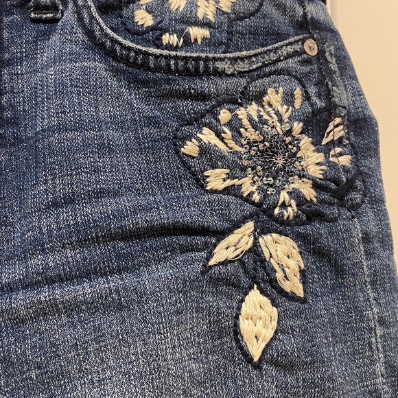 NWOT Anthropologie Pilcro Slim Boyfriend Floral Embroidered Women's Denim Shorts - Picture 9 of 13